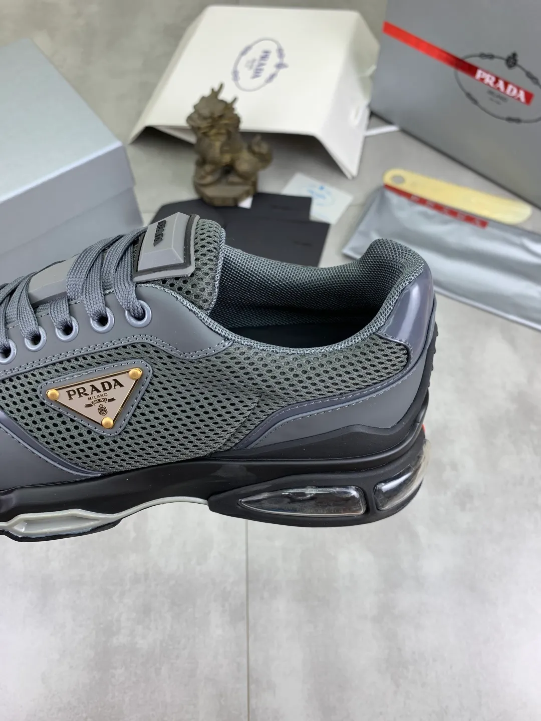 Men's men's shoes 💰P660 💰[New model] The top version is now available on the official website, 🆘 Air-cushion shock-absorbing thick-soled trendy brand (Prada) is the main popular model, avant-garde and versatile fashionable men's shoes, private version mold opening, cowhide surface splicing 1:1.. Simple fashion, original imported cowhide feet; the atmosphere and personality are more fashionable, eye-catching and pursuing class. It will subvert the old idea and be a must-have for fashion trendsetters with you! Must keep it for yourself ! Tall and comfortable, large and low, high-end quality workmanship. Code number: 38-45; 4 colors available.
